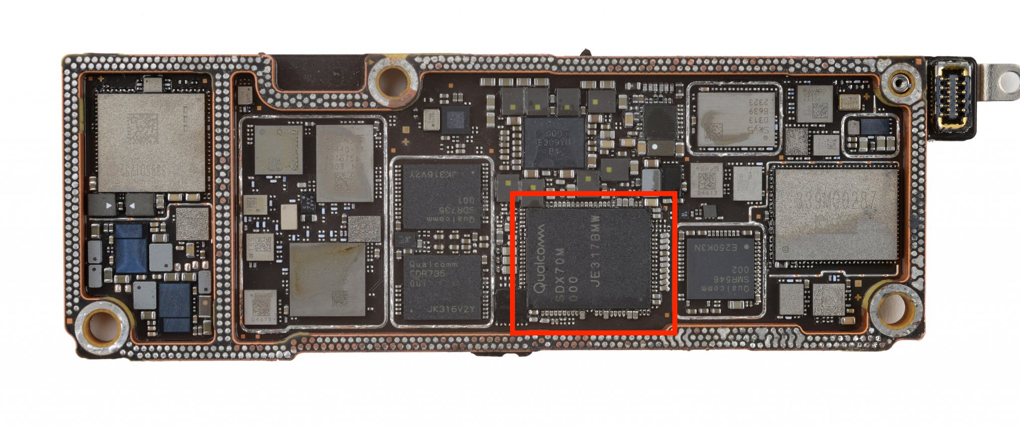 https://www.macfreak.nl/modules/news/images/zArt.iphone_15_pro_max_qualcomm 5G-modem-chip.jpg